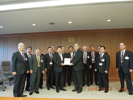 防衛省深山延暁地方協力局長へ要望書を提出