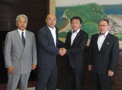 漆谷副会長・大宮相談役とともに梶輪島市長（写真：中央左）を表敬訪問