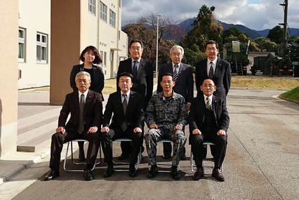 航空自衛隊輪島分屯基地を表敬訪問した大宮相談役（写真前列左）と岡本会長（前列左2人目）