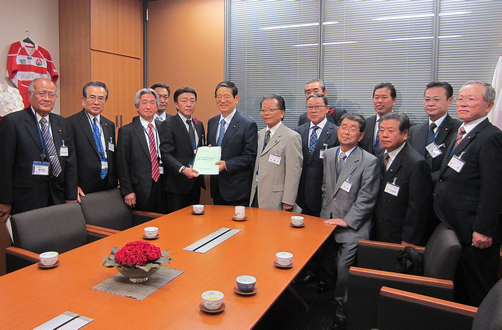 町村信孝　防衛省情報施設振興議員連盟顧問［写真：中央］に要望